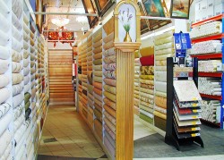 Sélection de papiers peints en magasin