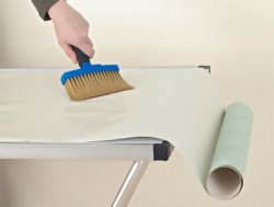 appliquer de la colle sur le papier peint