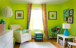 rideaux sous papier peint vert