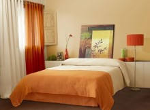 rideaux orange dans la chambre