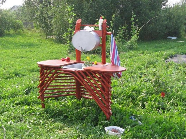 Lavabo d'extérieur pour maison d'été et jardin: choisissez le prêt-à-l'emploi ou faites-le vous-même