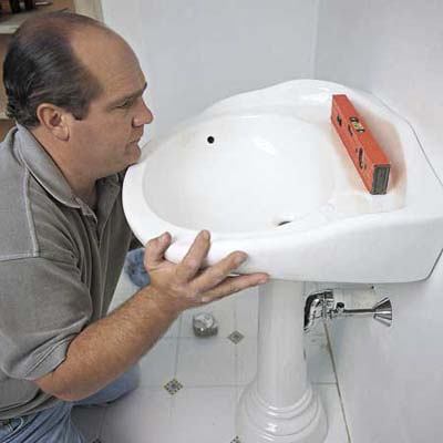 Installation correcte du lavabo: mural, suspendu (bureau), au sol