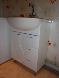installation du lavabo sur le piédestal 2