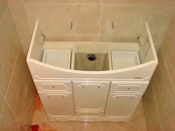 installation d'un lavabo sur un piédestal