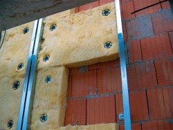 isolation des murs de la maison avec de la laine minérale