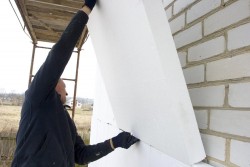 isolation des murs de la maison avec du polystyrène 2