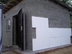 isolation des murs de la maison avec de la mousse