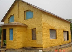 isolation des murs de la maison avec de la mousse de polyuréthane 2