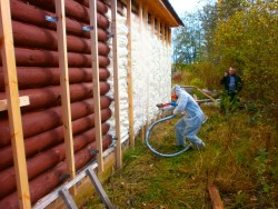 isolation des murs de la maison avec de la mousse de polyuréthane