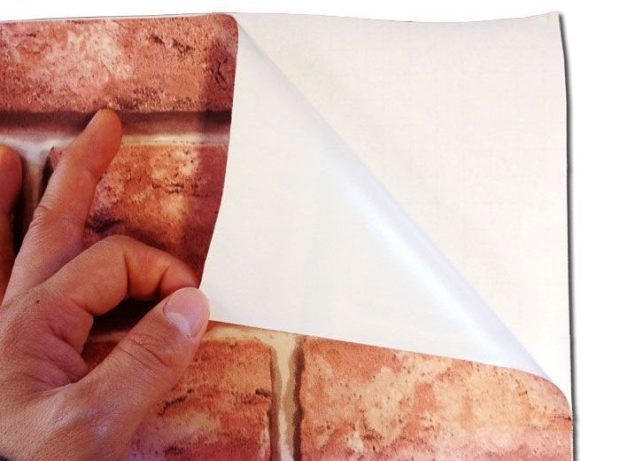 Papier peint autocollant pour murs: 5 conseils pour choisir et coller