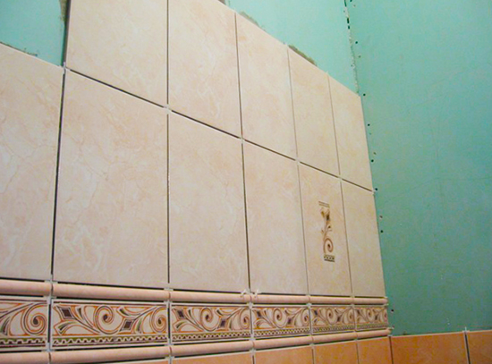 Pose de carreaux sur des cloisons sèches dans la salle de bain: 9 conseils