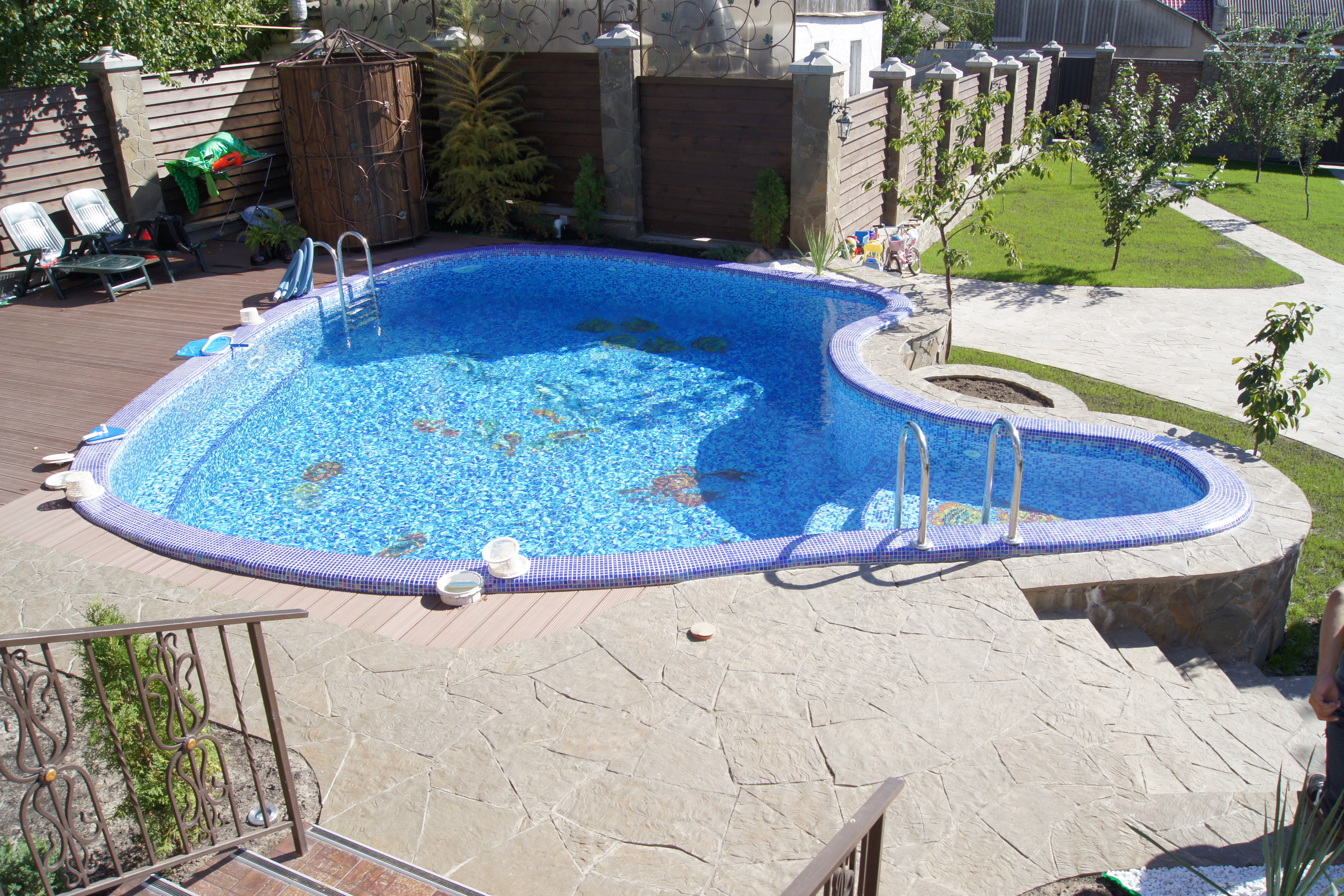11 conseils pour construire une piscine en béton et décorer les murs de la piscine à la campagne
