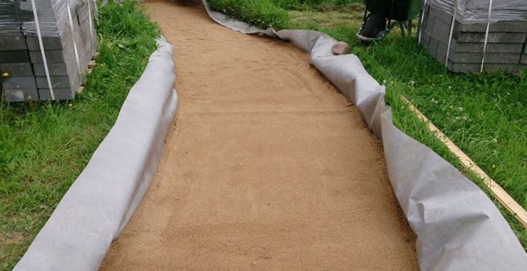 Géotextiles pour allées de jardin: 5 conseils pour choisir et poser