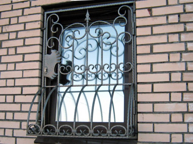 grill aux extrémités de la fenêtre