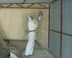 isolation du garage à l'intérieur de la mousse de polyuréthane